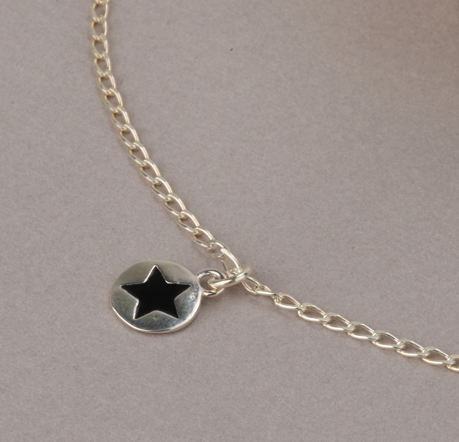 Dainty Silver Disc Necklace - HLcollection - Handmade Gold and Silver Jewelry