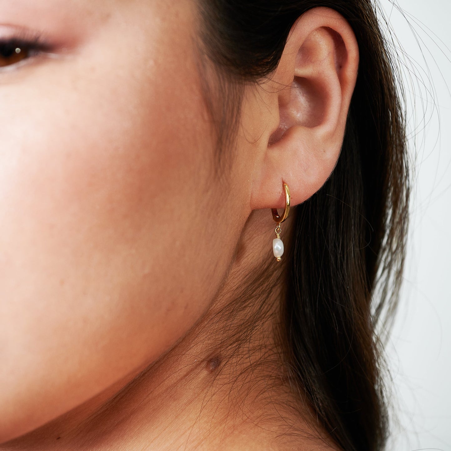Gold Pearl Huggie Hoop Earrings - HLcollection - Handmade Gold and Silver Jewelry