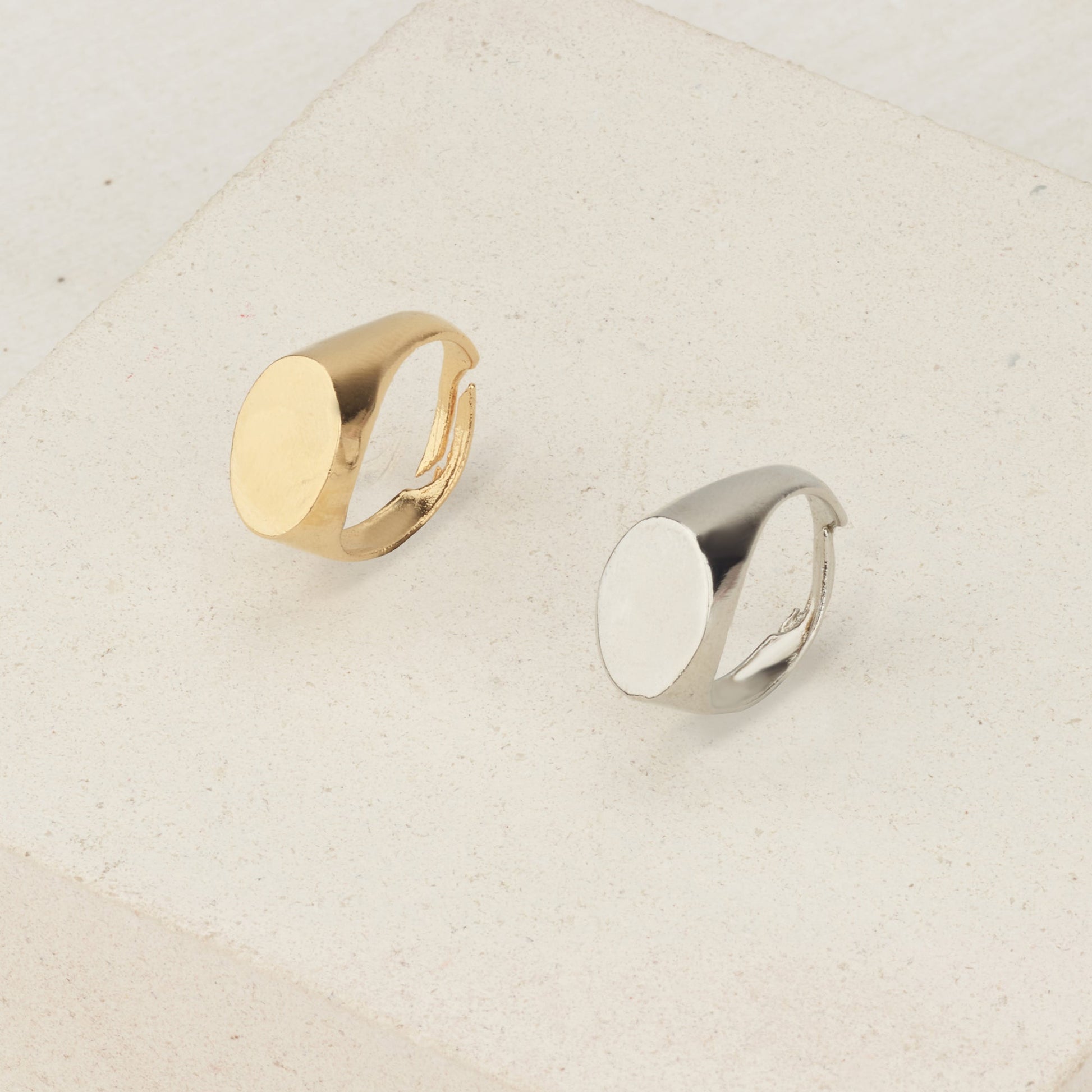 Oval Signet Ring in Gold - HLcollection - Handmade Gold and Silver Jewelry